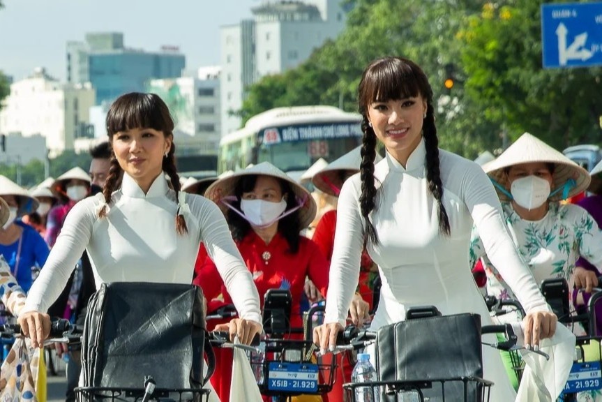 H'Hen Nie cung 3.000 nguoi dieu hanh o pho di bo hinh anh