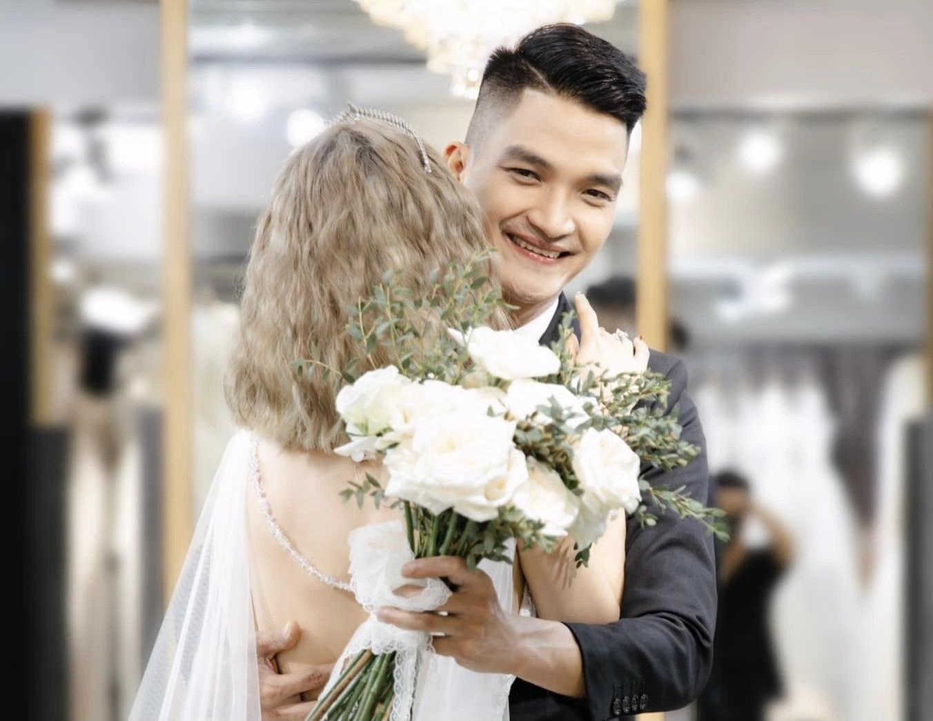 Mac Van Khoa va ban doi chup anh cuoi hinh anh