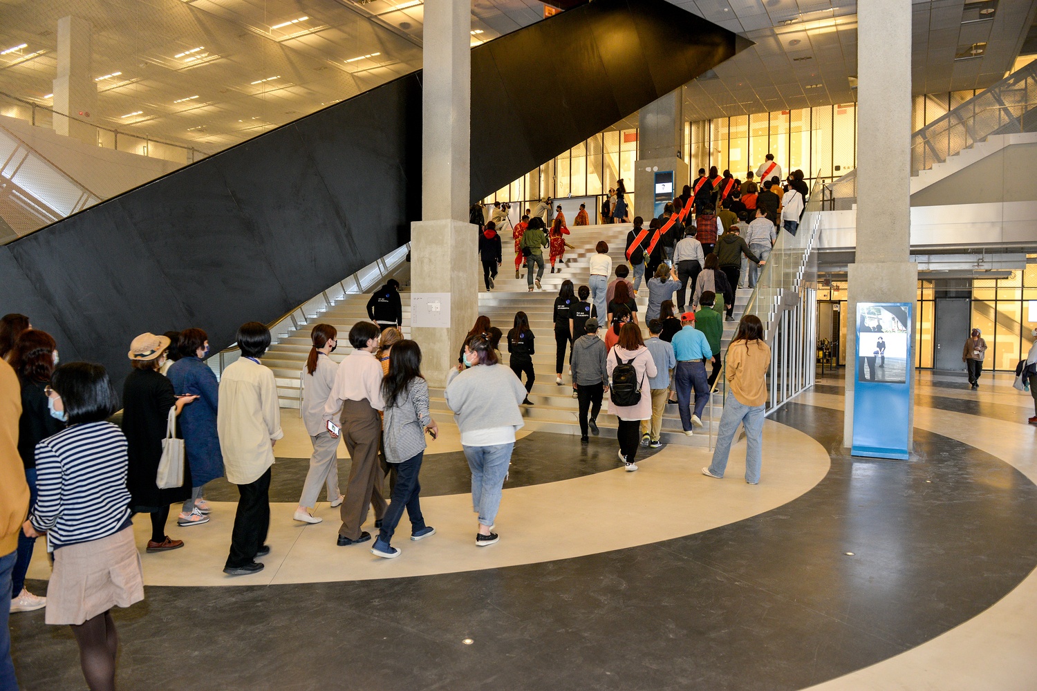 Trung tam nghe thuat anh 8