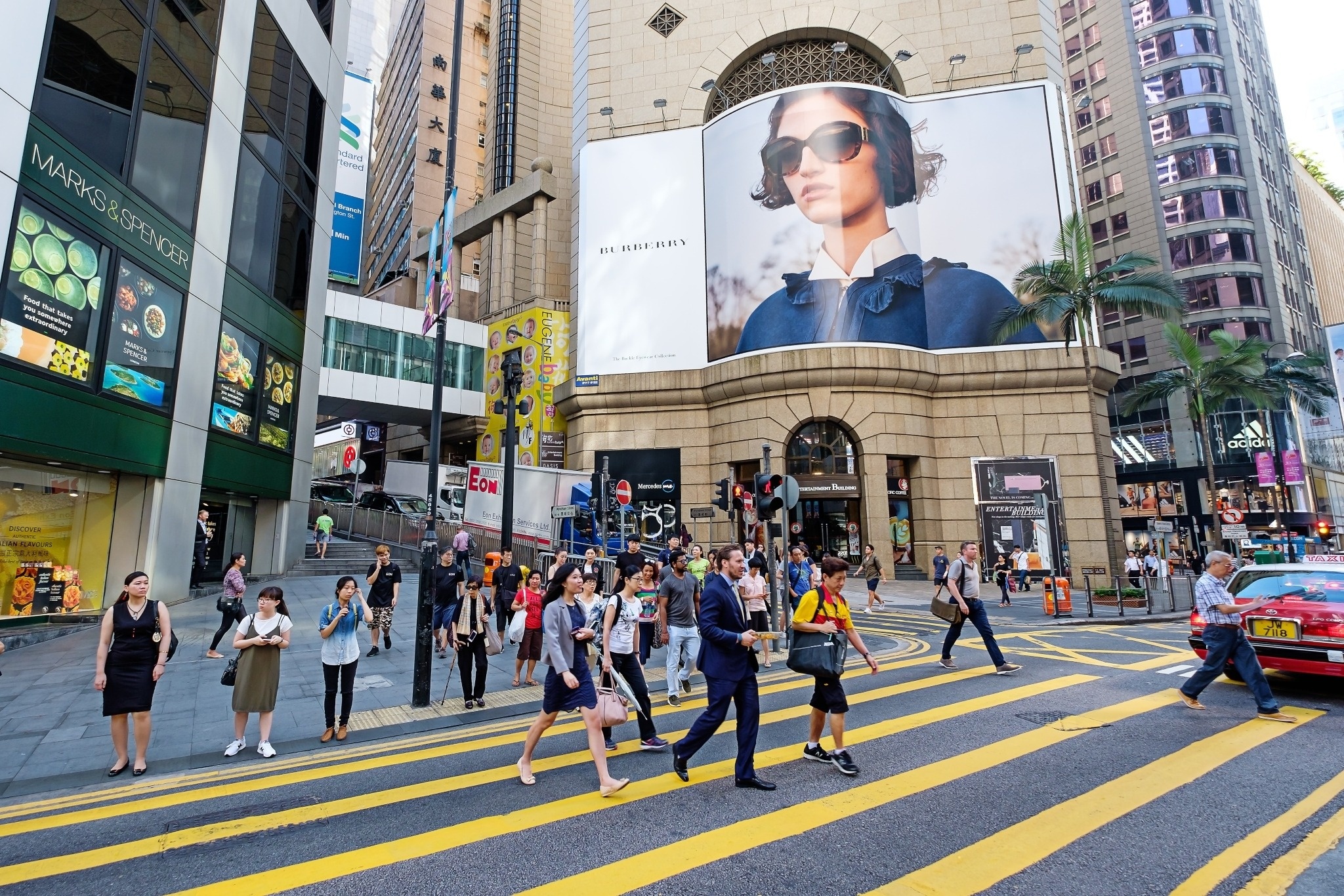 Hong Kong noi long gioi han Covid-19 cho du khach hinh anh