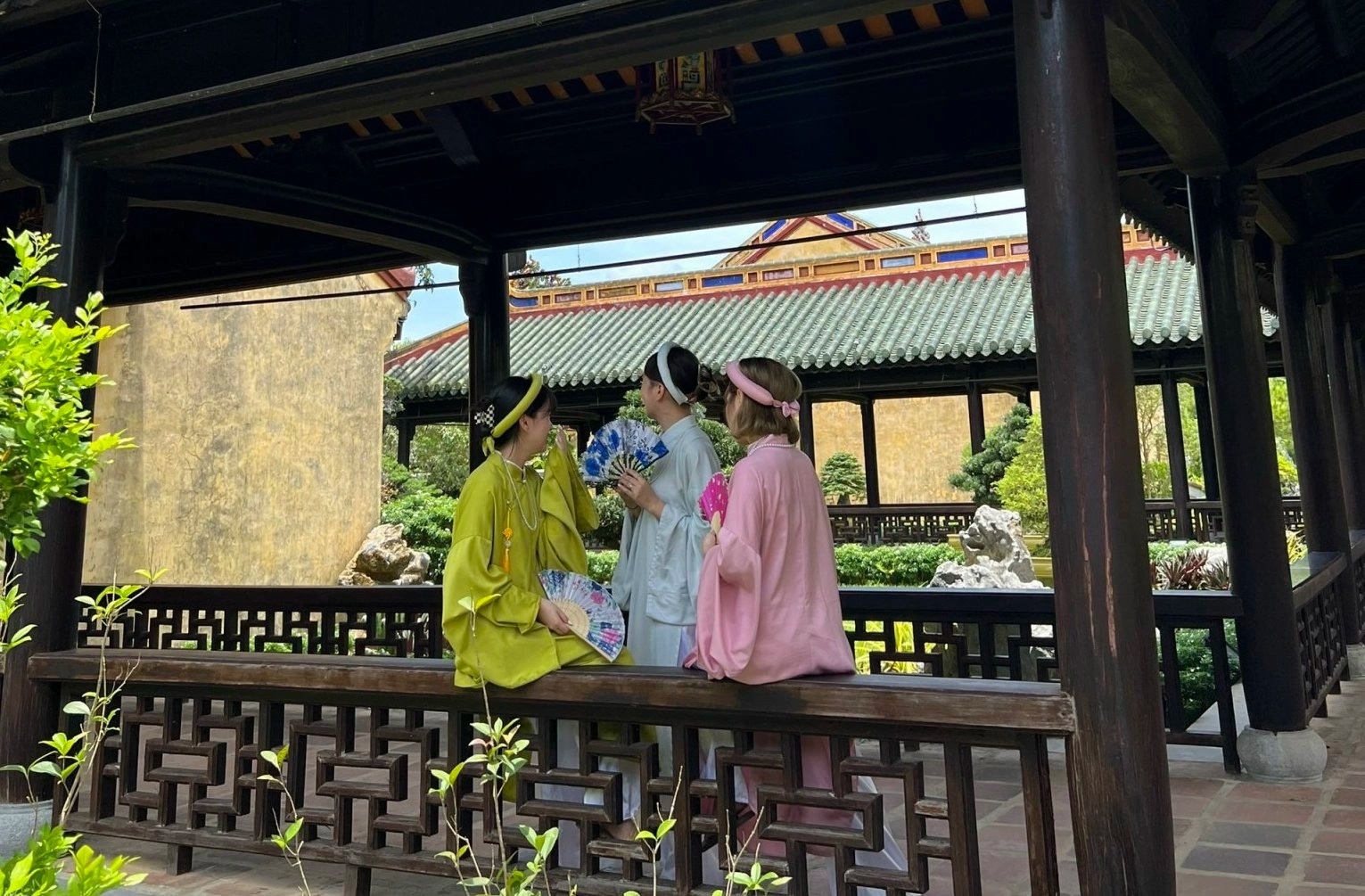 Chuyen du lich ky niem tinh ban 10 nam o Hue hinh anh