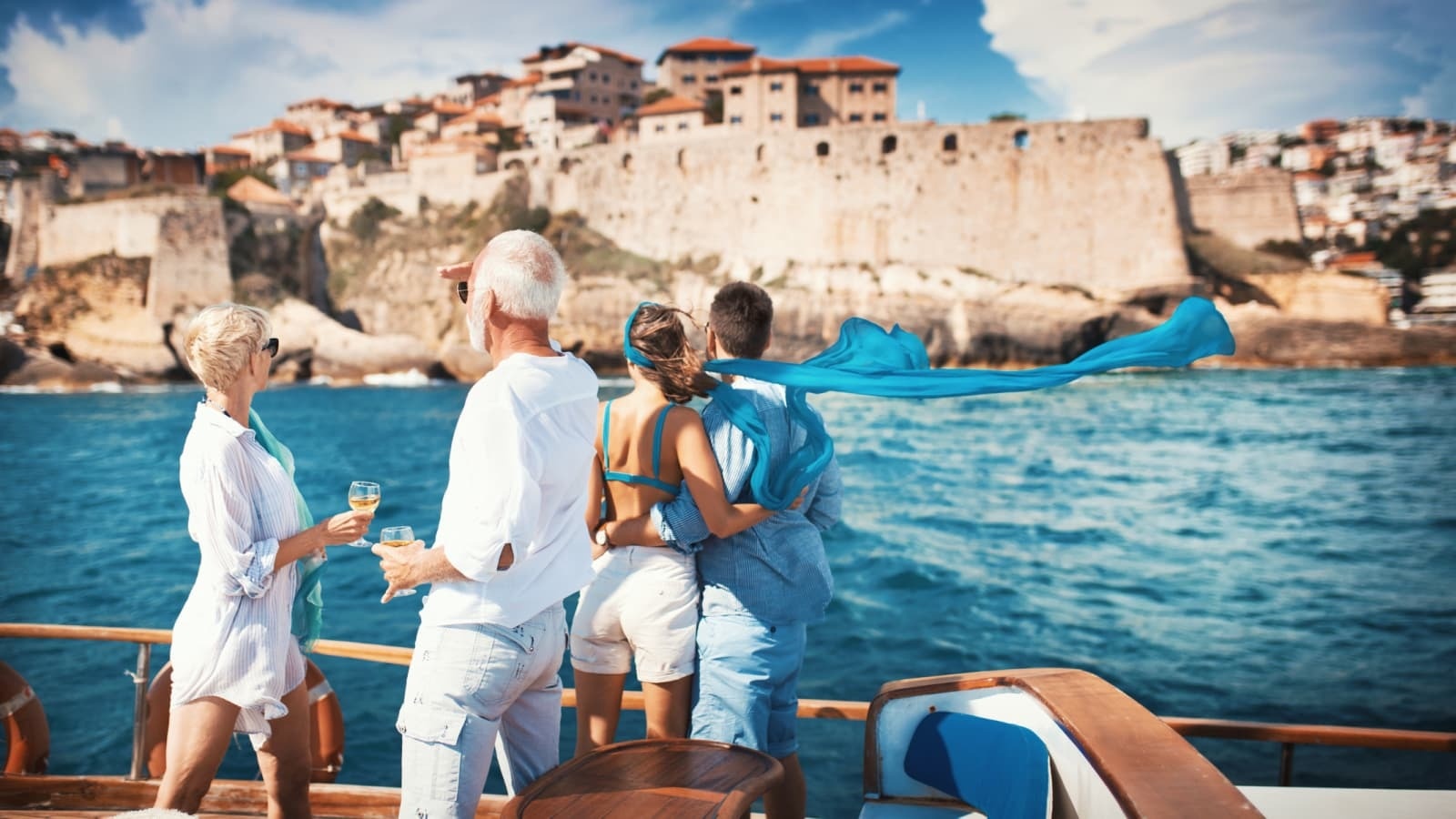 Nhan vien khach san tiet lo yeu cau kho chieu cua ty phu hinh anh