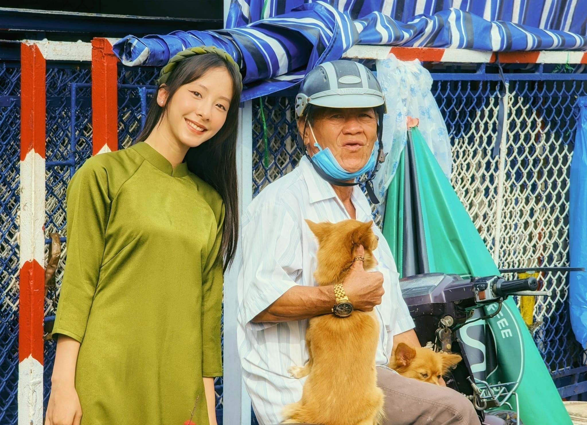 Nguoi tre chup anh voi ao dai dip Tet o TP.HCM hinh anh