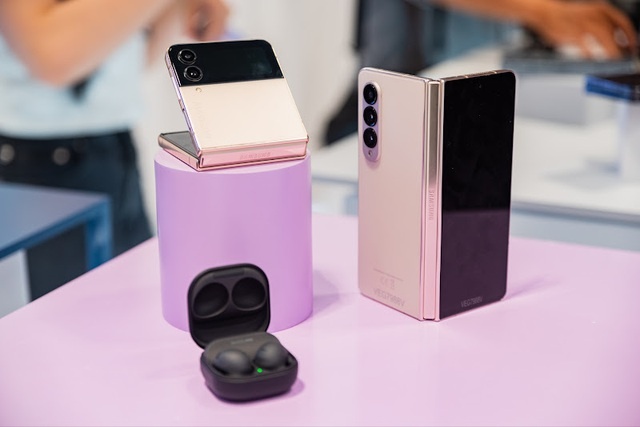 Gia thay man hinh Z Fold4 va Z Flip4 giam manh so voi doi truoc hinh anh