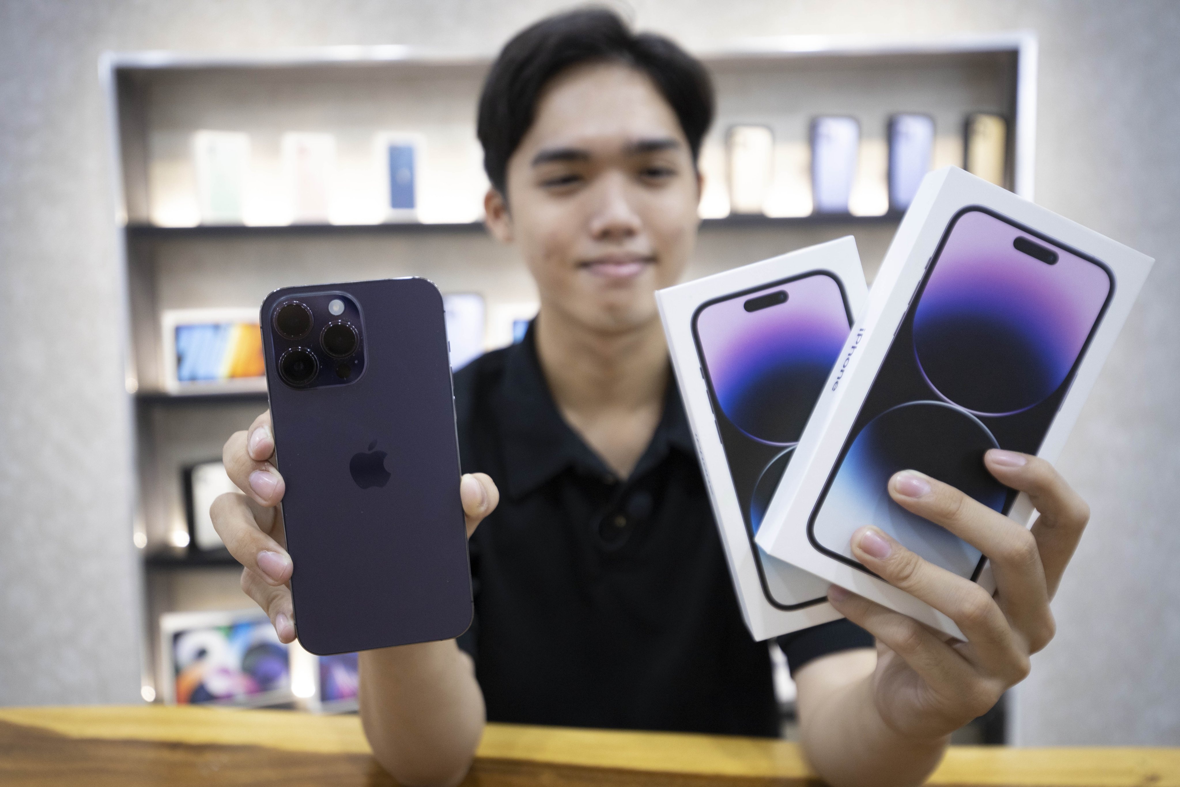 Nua nam bien dong cua dong iPhone 14 tai Viet Nam hinh anh