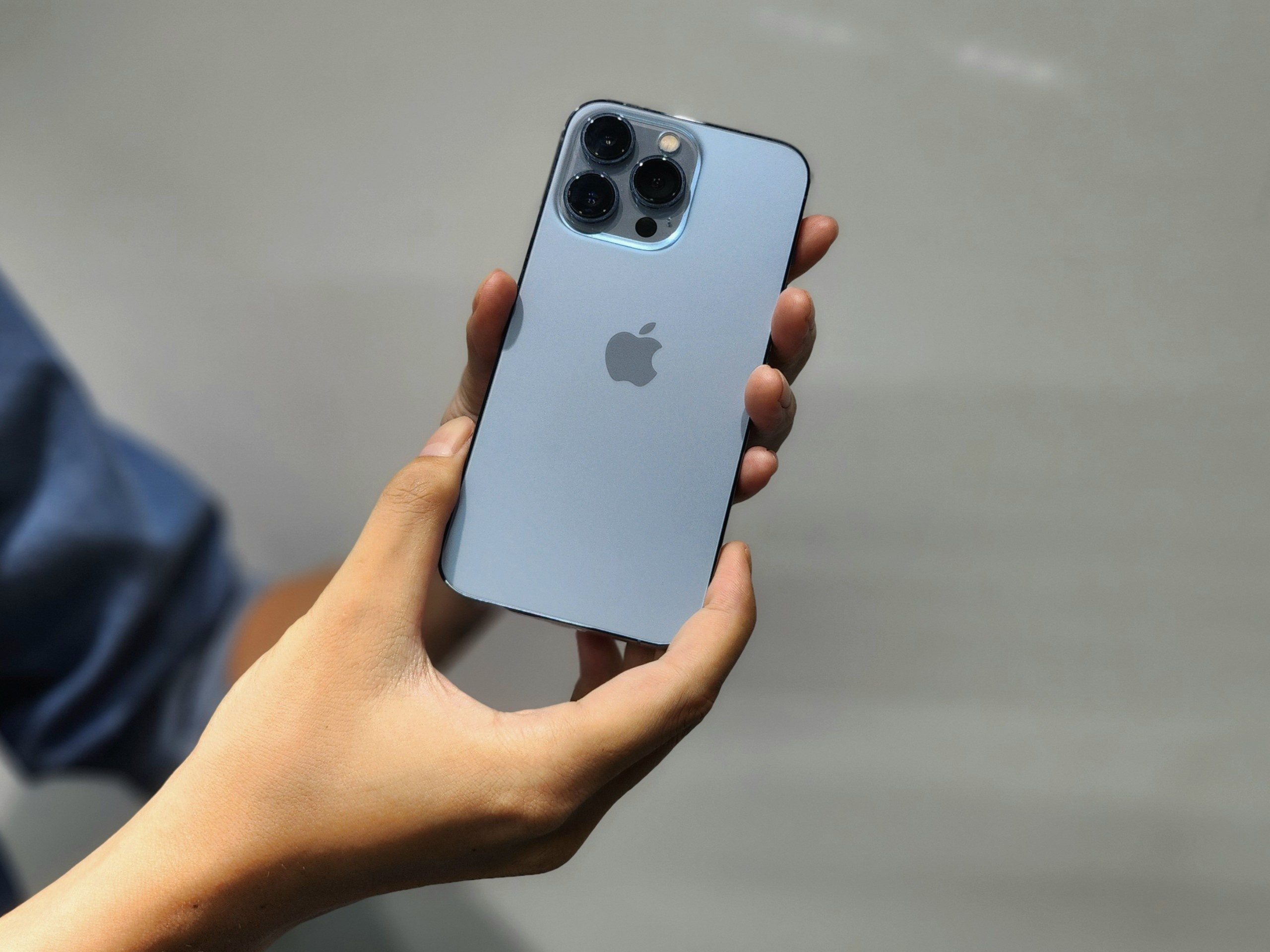 iPhone 13 bat ngo tang gia hinh anh