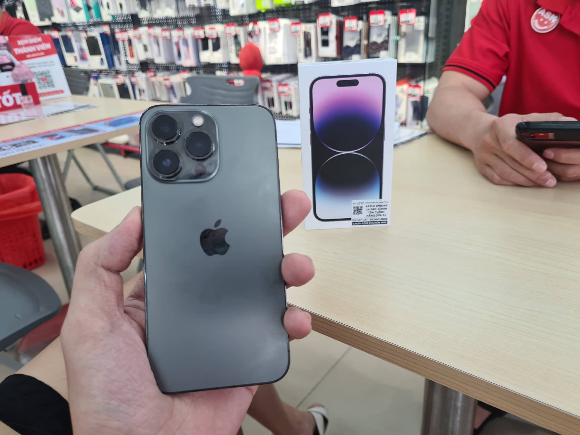 Len doi iPhone 14 anh 1