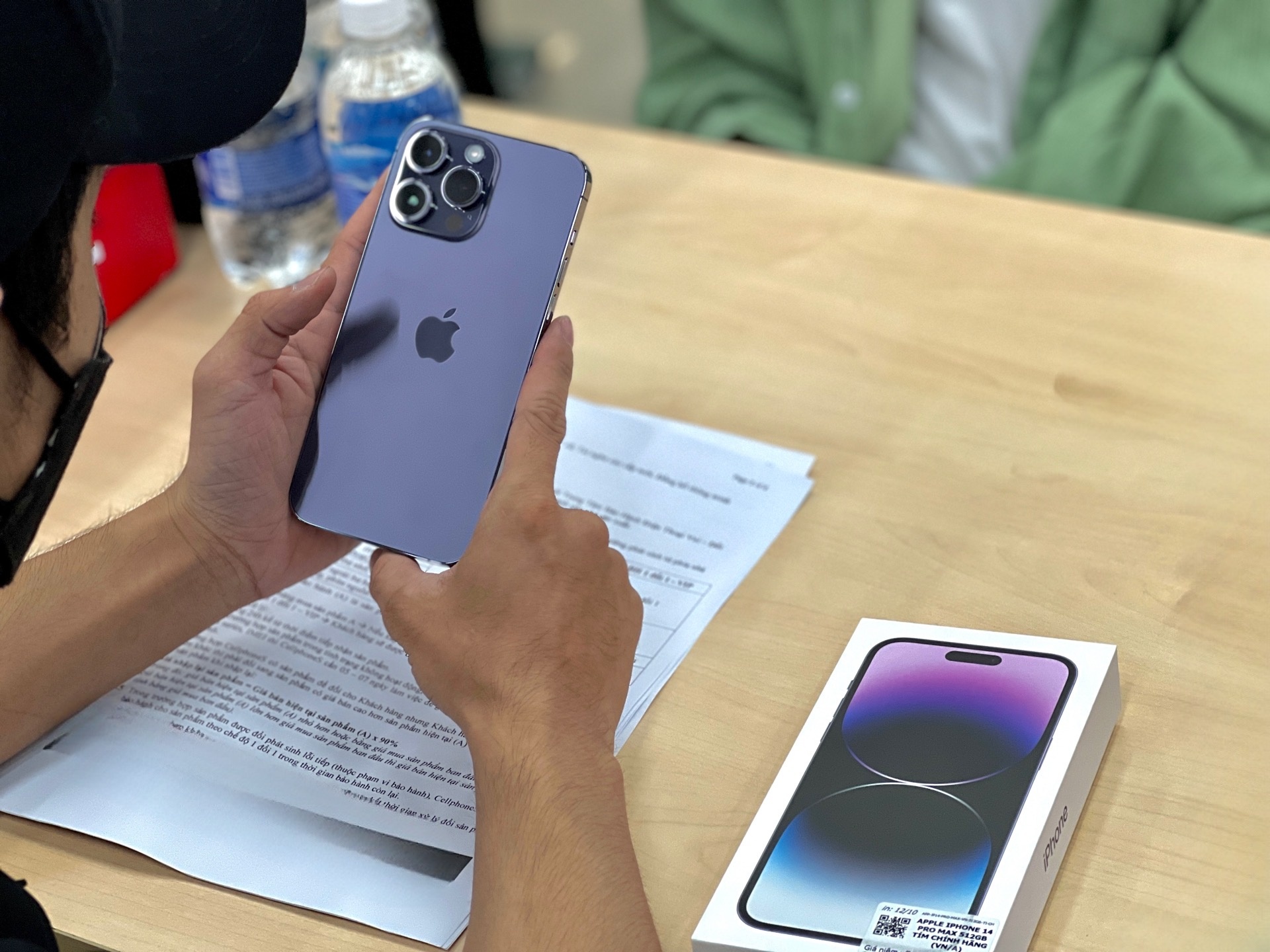 iPhone 14 chinh hang van bi dau co hinh anh