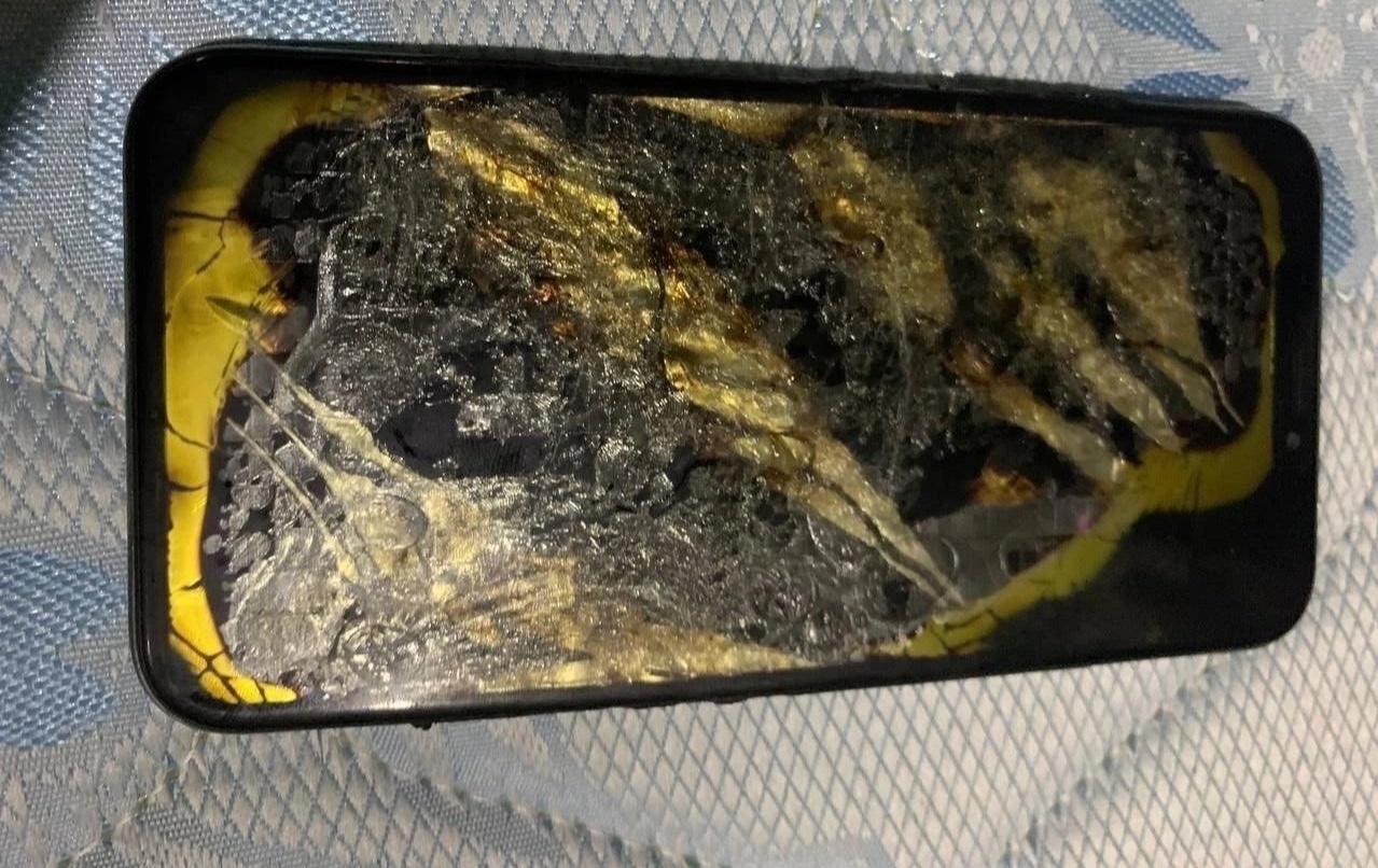 iPhone boc chay vi thay pin lo hinh anh