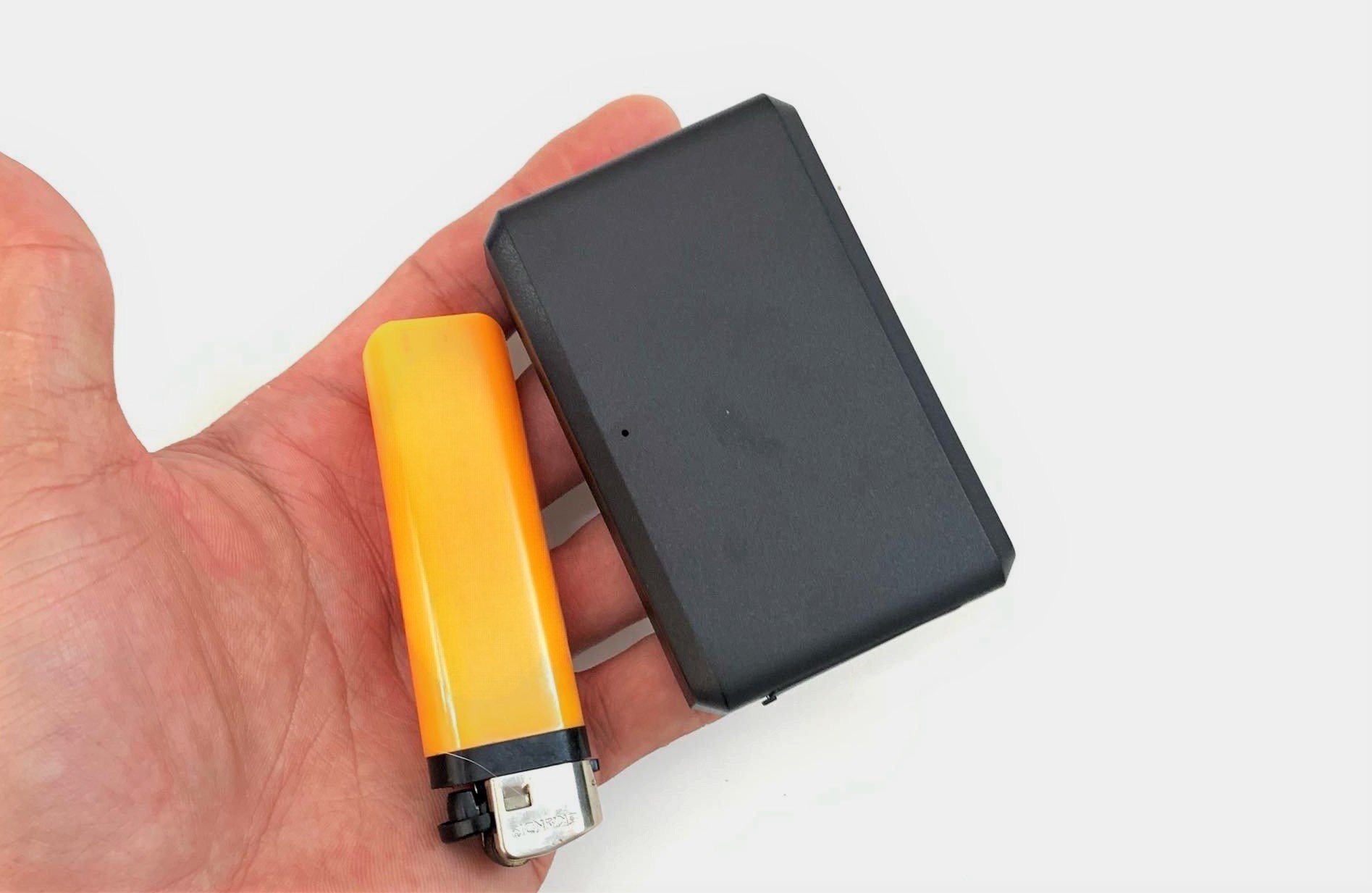 De dang mua thiet bi theo doi, gia chi hon 1 trieu dong hinh anh