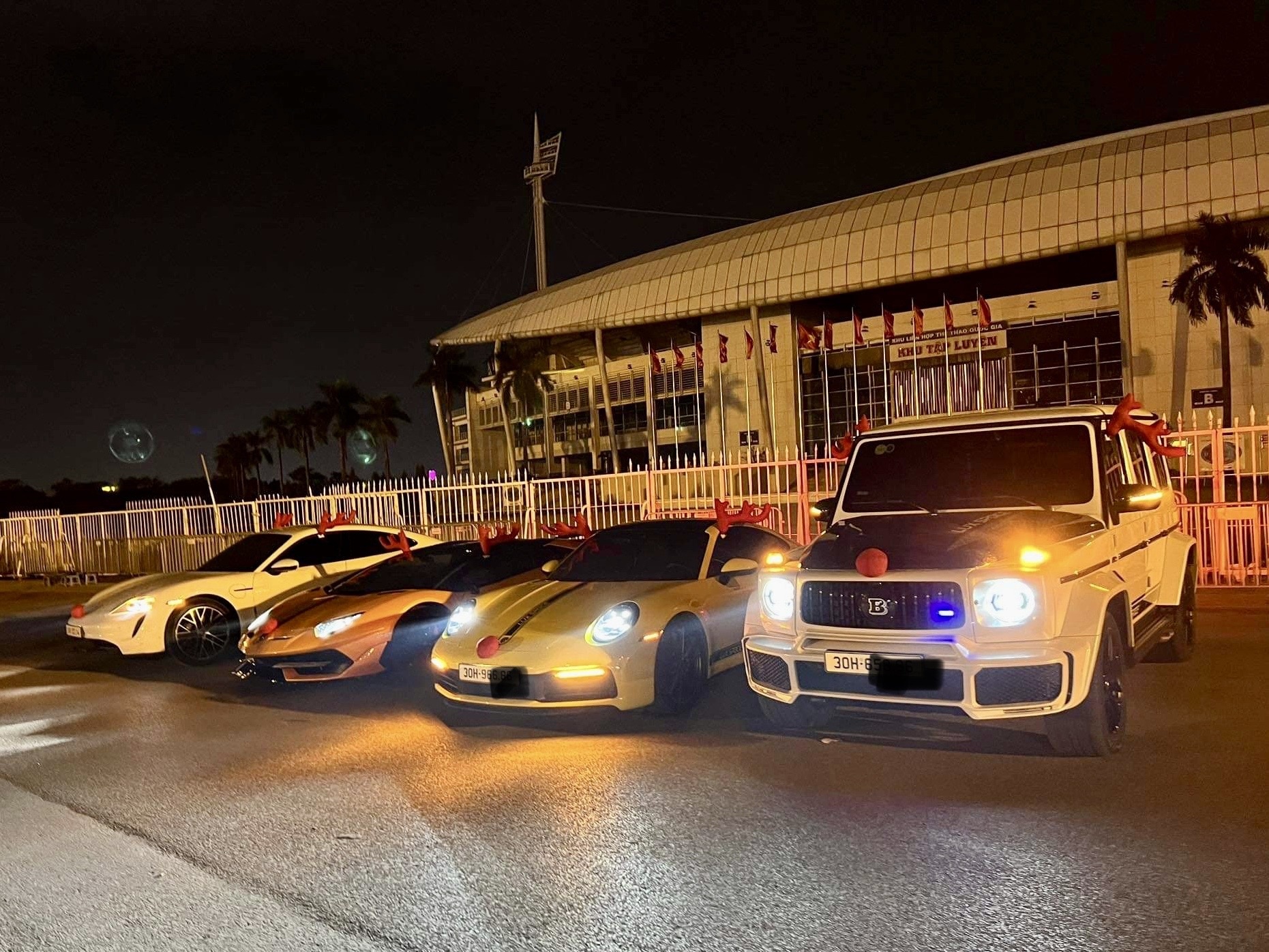 Lai lon nho ban do trang tri oto dip Giang sinh hinh anh