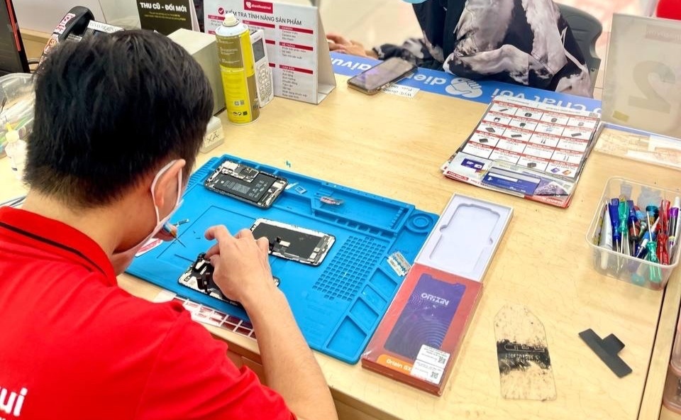 Gia thay pin iPhone tai Viet Nam tang 10-30% hinh anh