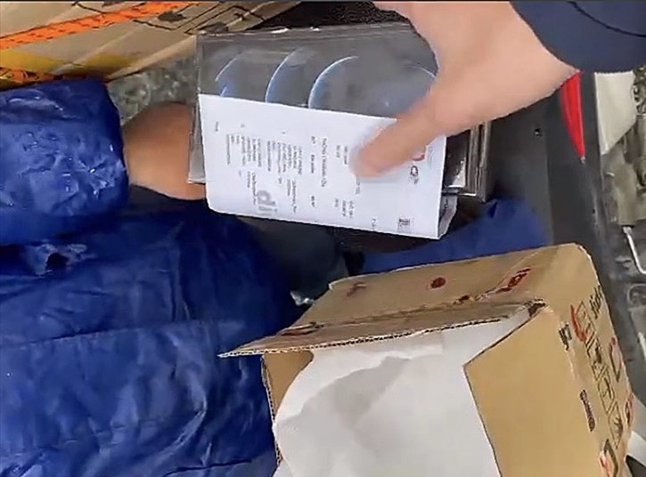 Lua dao ban iPhone gia re tren mang xa hoi truoc Tet hinh anh