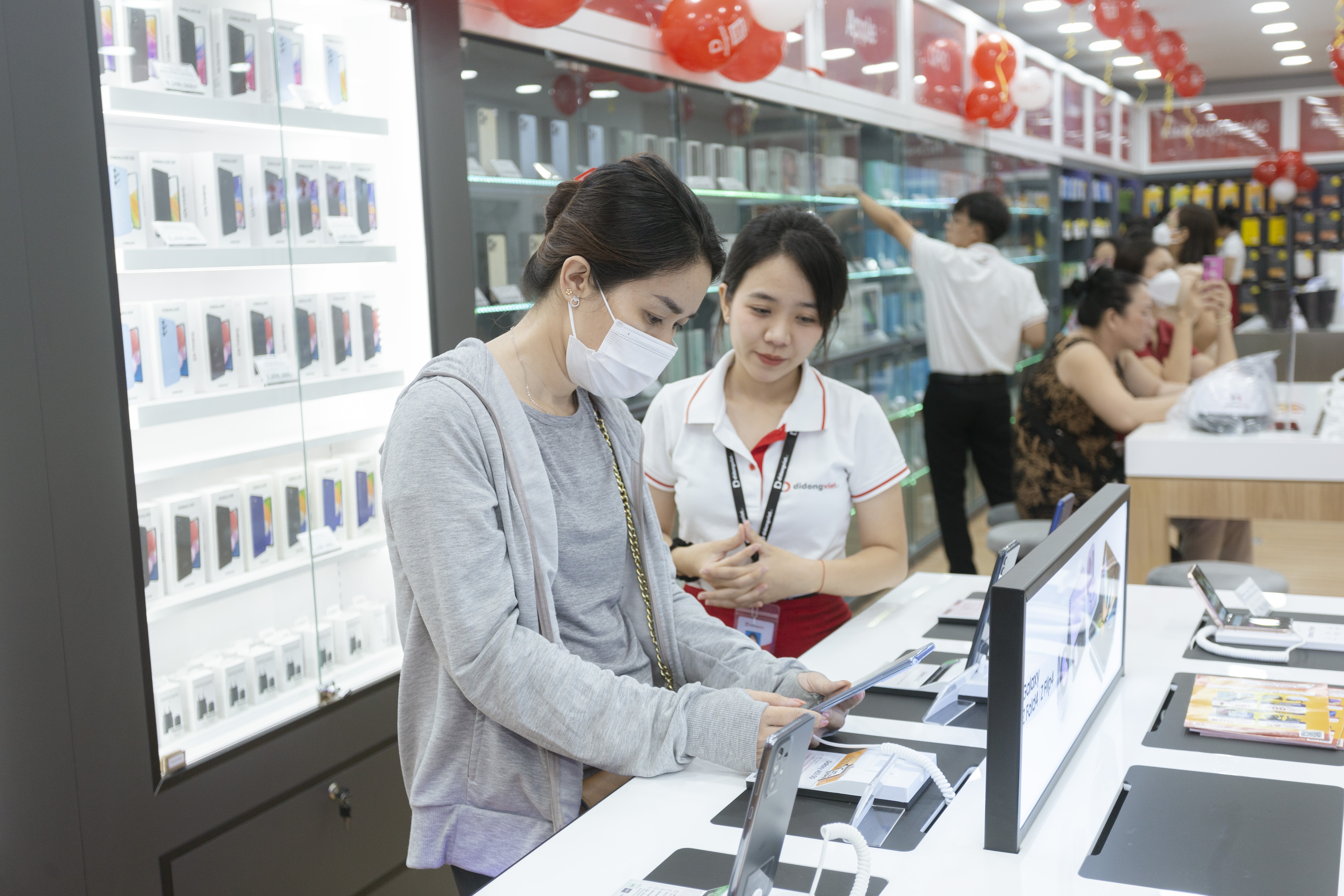 Nguoi dung khong man ma mua sam smartphone hinh anh