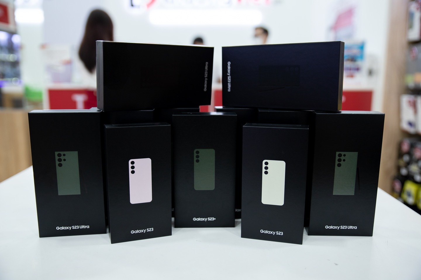 Dai ly se bi phat tien neu kich hoat Galaxy S23 series som hinh anh