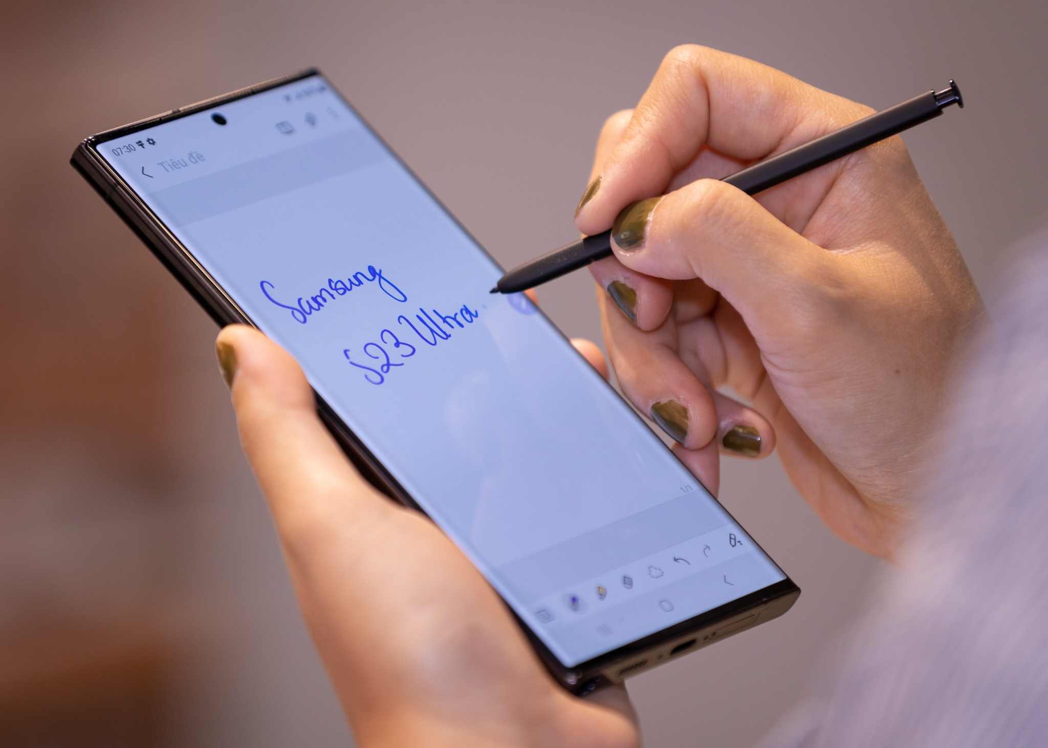 Dong Galaxy S23 vua ra mat da gap thach thuc lon hinh anh