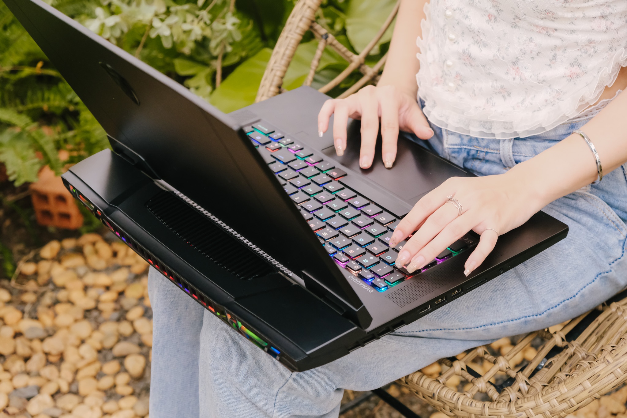 Laptop MSI GT77 anh 13