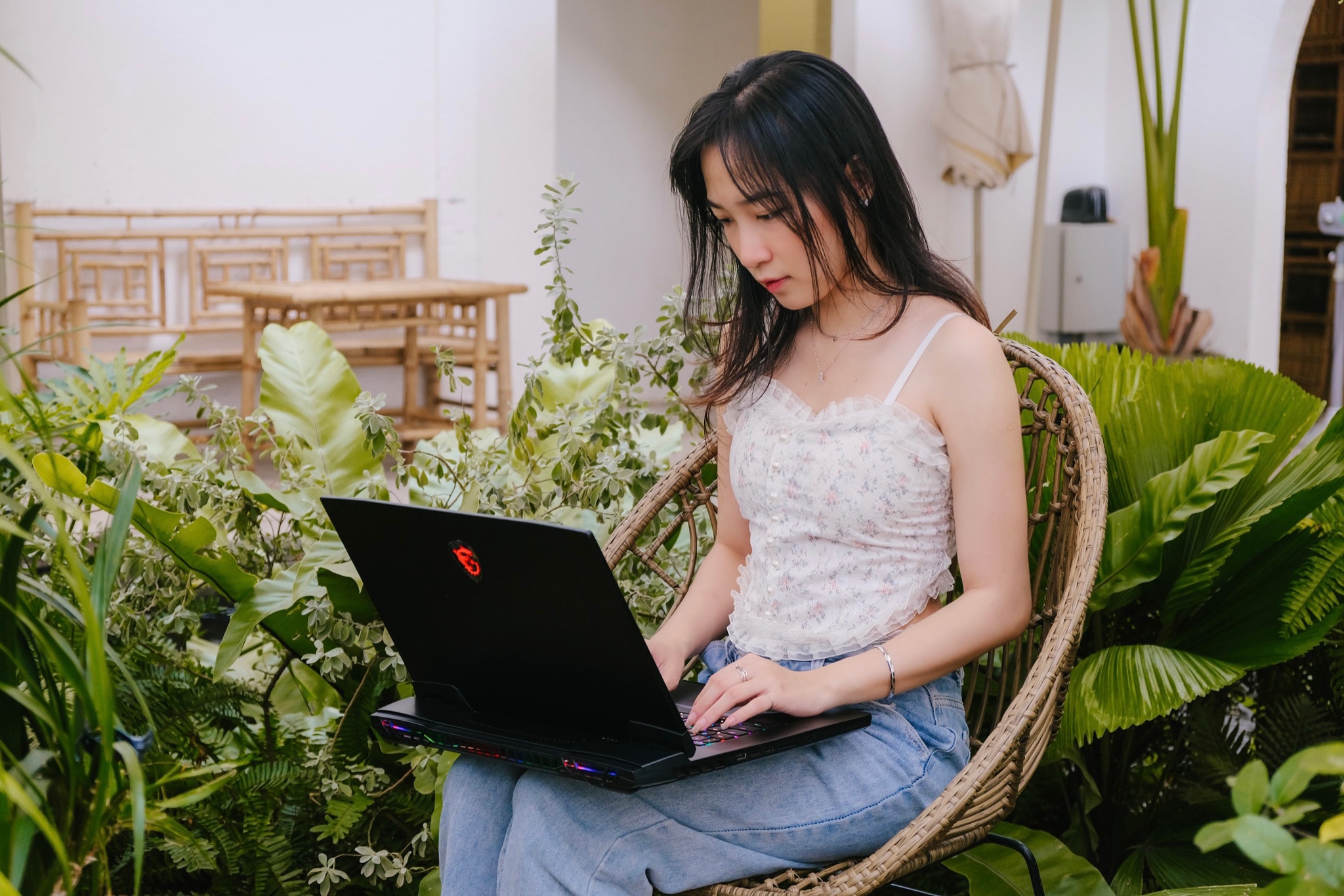 Laptop 150 trieu dong co cau hinh cao nhat hien tai hinh anh