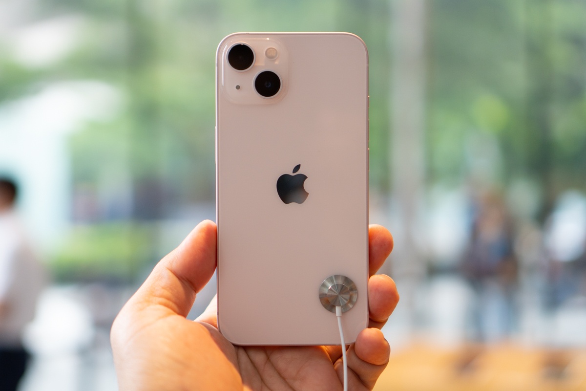 Gia lam khach mua hang, lua lay iPhone cua chuoi ban le hinh anh