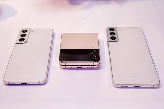 Nhieu mau flagship Samsung the he cu xa hang, giam gia manh hinh anh