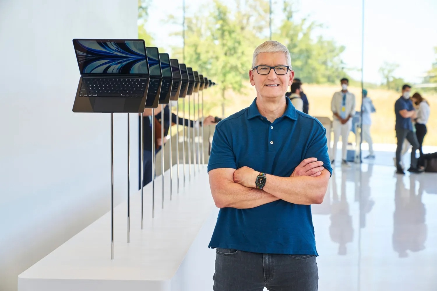 Apple chap thuan giam luong CEO Tim Cook hinh anh