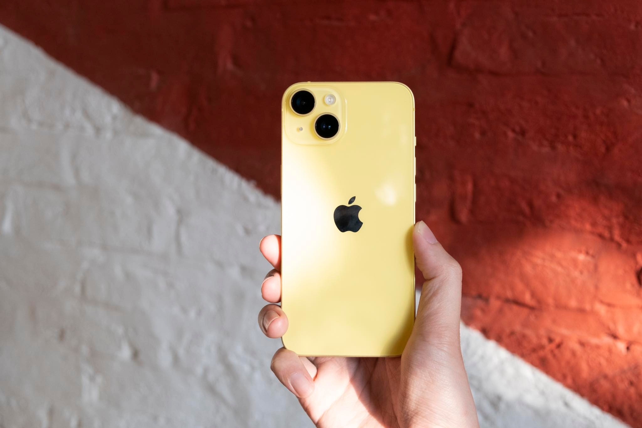 gia iPhone 14 mau vang anh 1