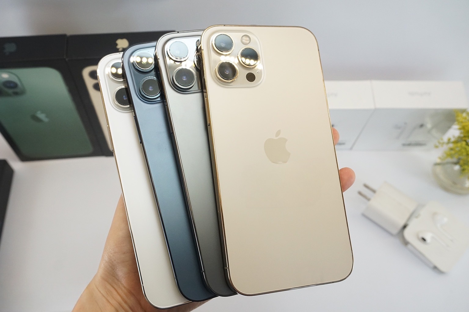 Cac cua hang dien thoai 'ngai' ban iPhone 14 hinh anh