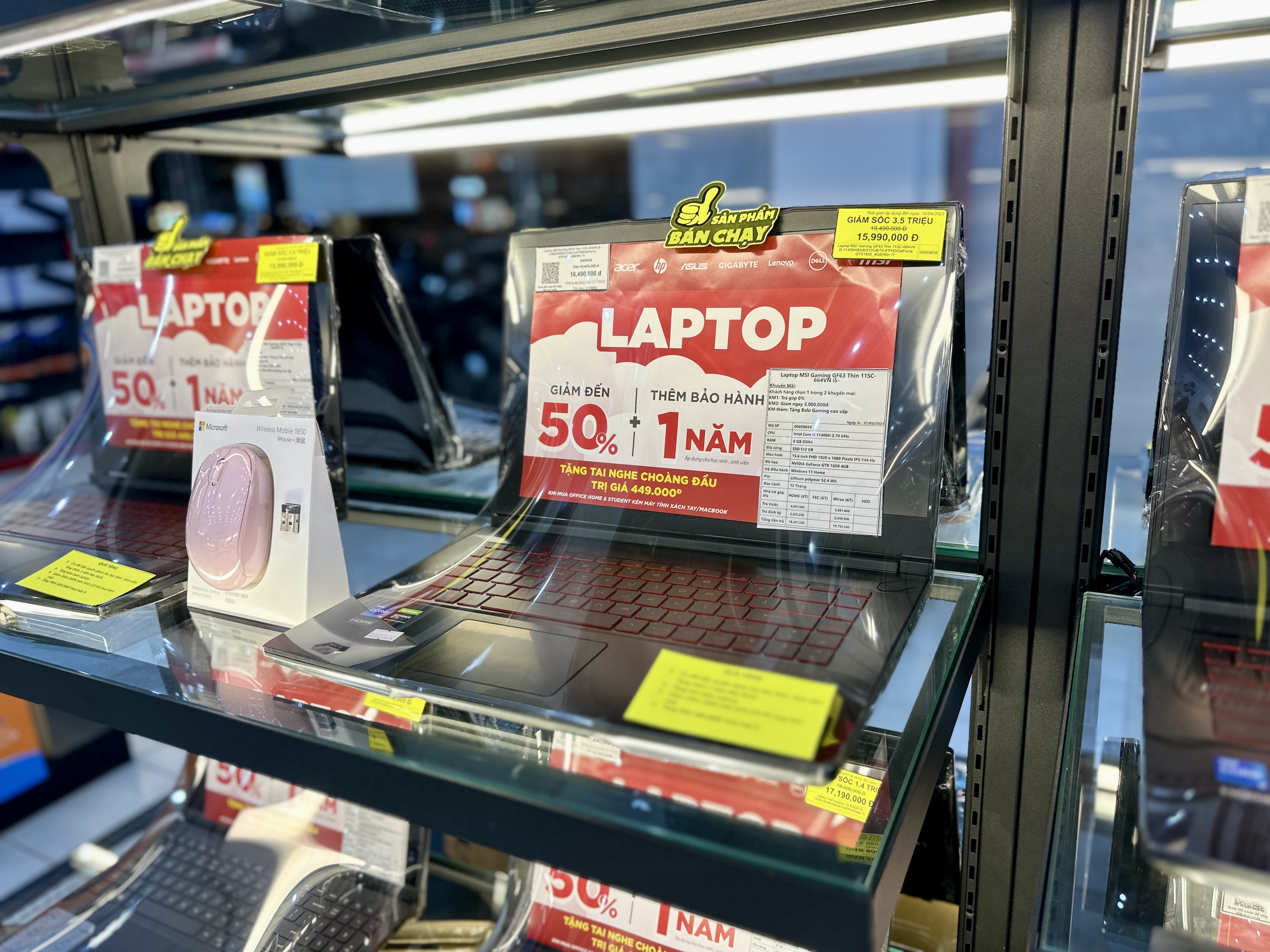 Laptop tai Viet Nam gia giam manh van e khach hinh anh