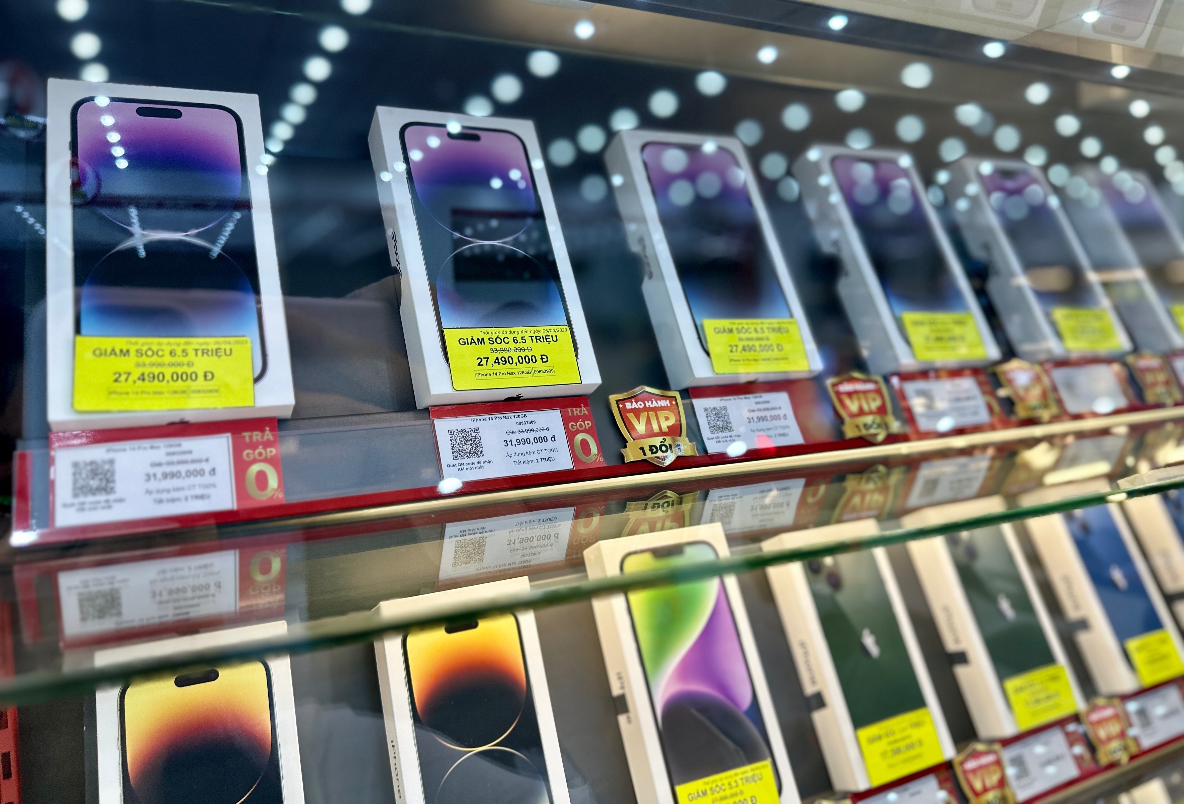 Chenh lech gia iPhone 14 giua cac chuoi ban le da khong con hinh anh