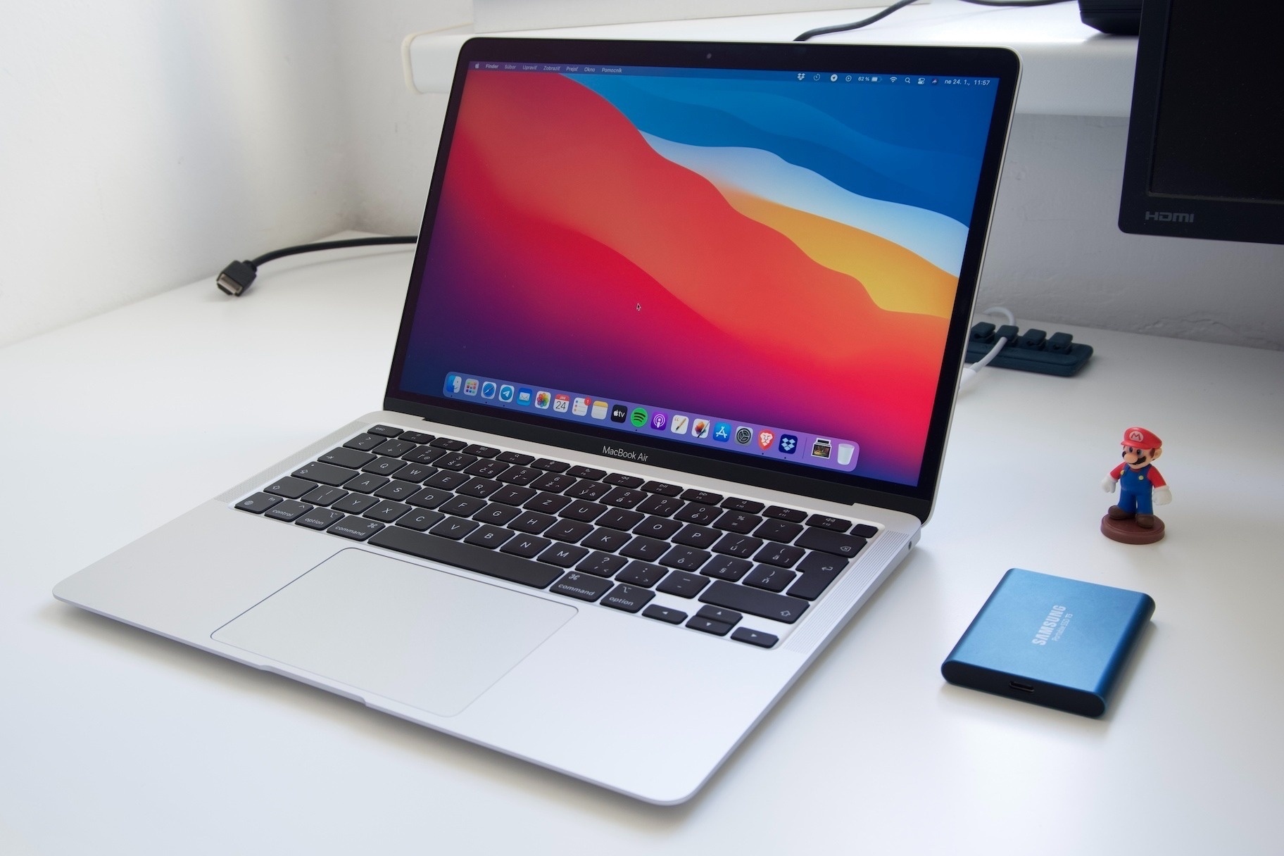 MacBook Air M1 tiep tuc giam gia manh hinh anh