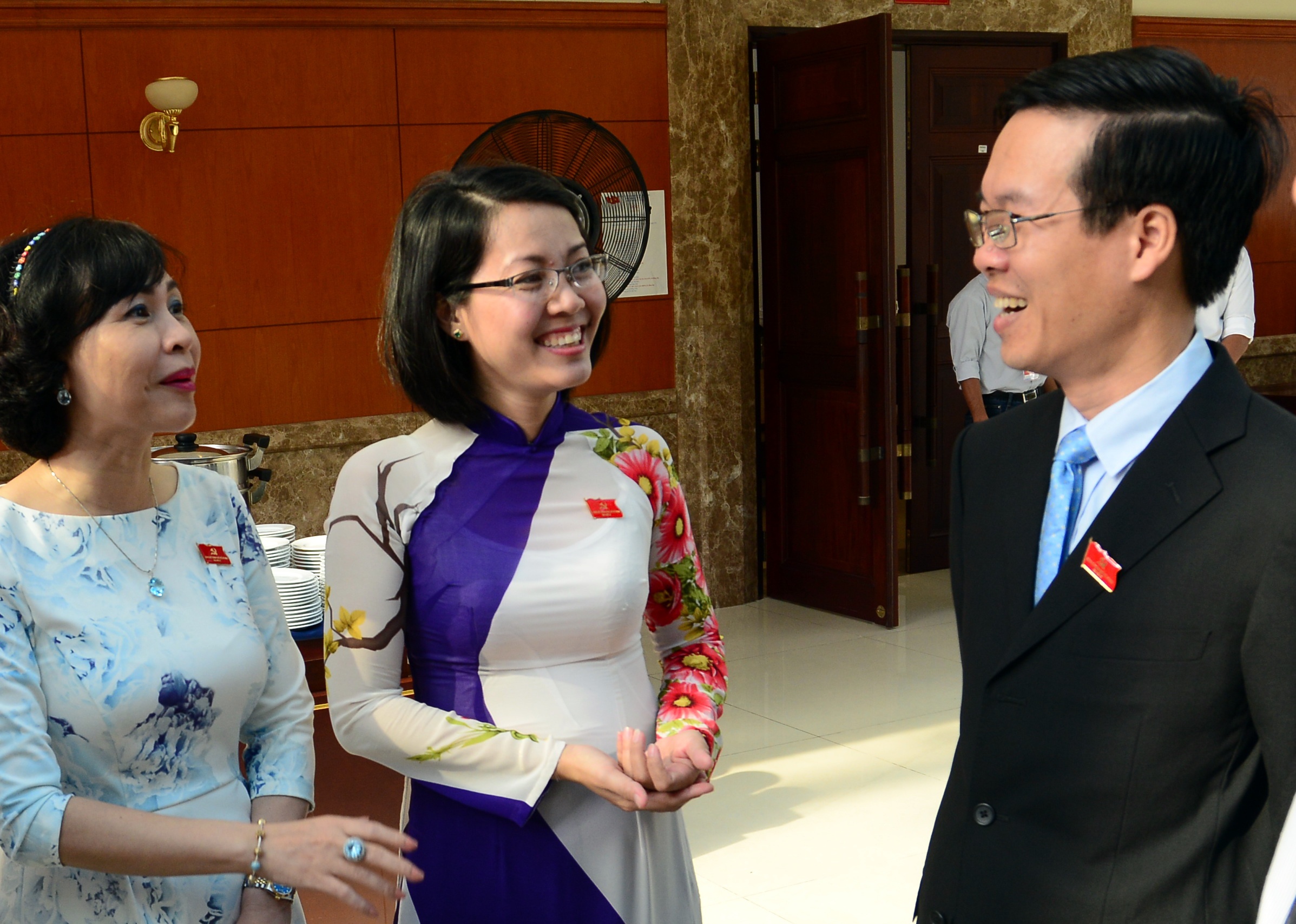 Phó bí thư thường trực Thành ủy TP HCM Võ Văn Thưởng trao đổi với các đại biểu bên lề Đại hội Đảng bộ TP HCM lần X Ảnh: T.T.Dũng/Tuổi Trẻ