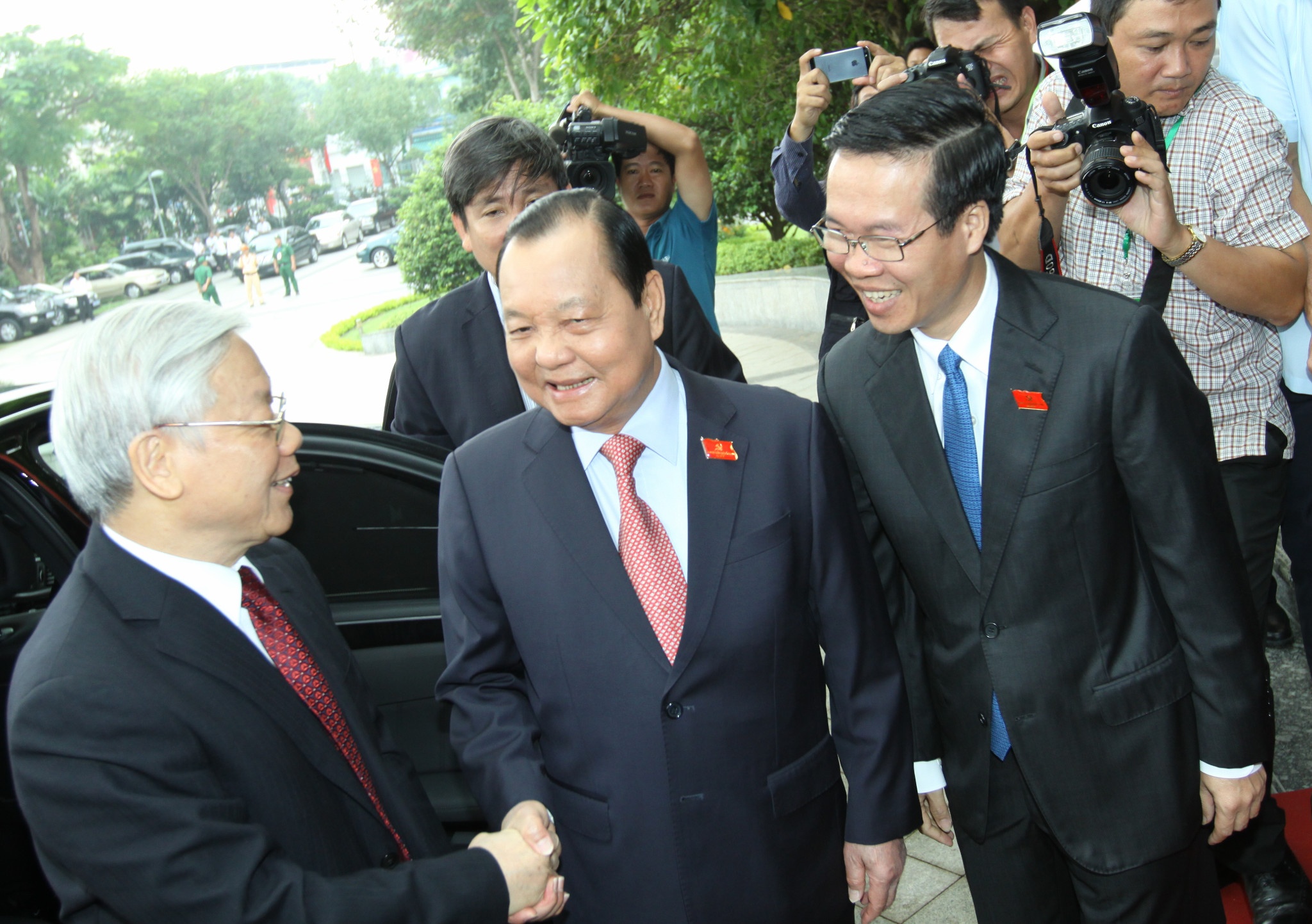 Bí thư Thành ủy Lê Thanh Hải  và Phó bí thư thường trực Thành ủy Võ Văn Thưởng chào đón Tổng bí thư Nguyễn Phú Trọng đến dự Đại hội Đảng bộ TP HCM lần X