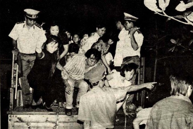 Công an Quận 10, TP HCM kiểm tra và đưa về trụ sở những người vi phạm ở khu Bình Khang vào năm 1993. Ảnh: Tuổi Trẻ.