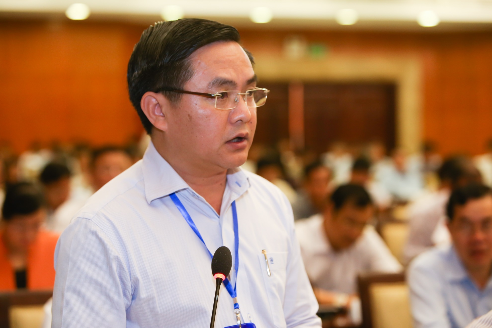 Giám đốc Sổ Xây dựng TP HCM tại phiên chất vấn HĐND TP sáng 10/12. Ảnh: Hải An.