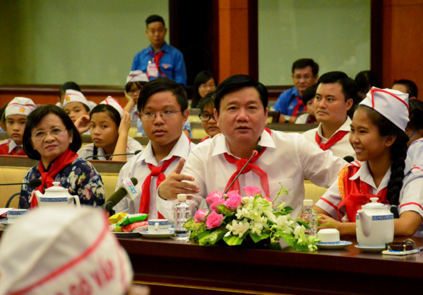 Thieu nhi neu giai phap giao thong voi Bi thu Thang hinh anh