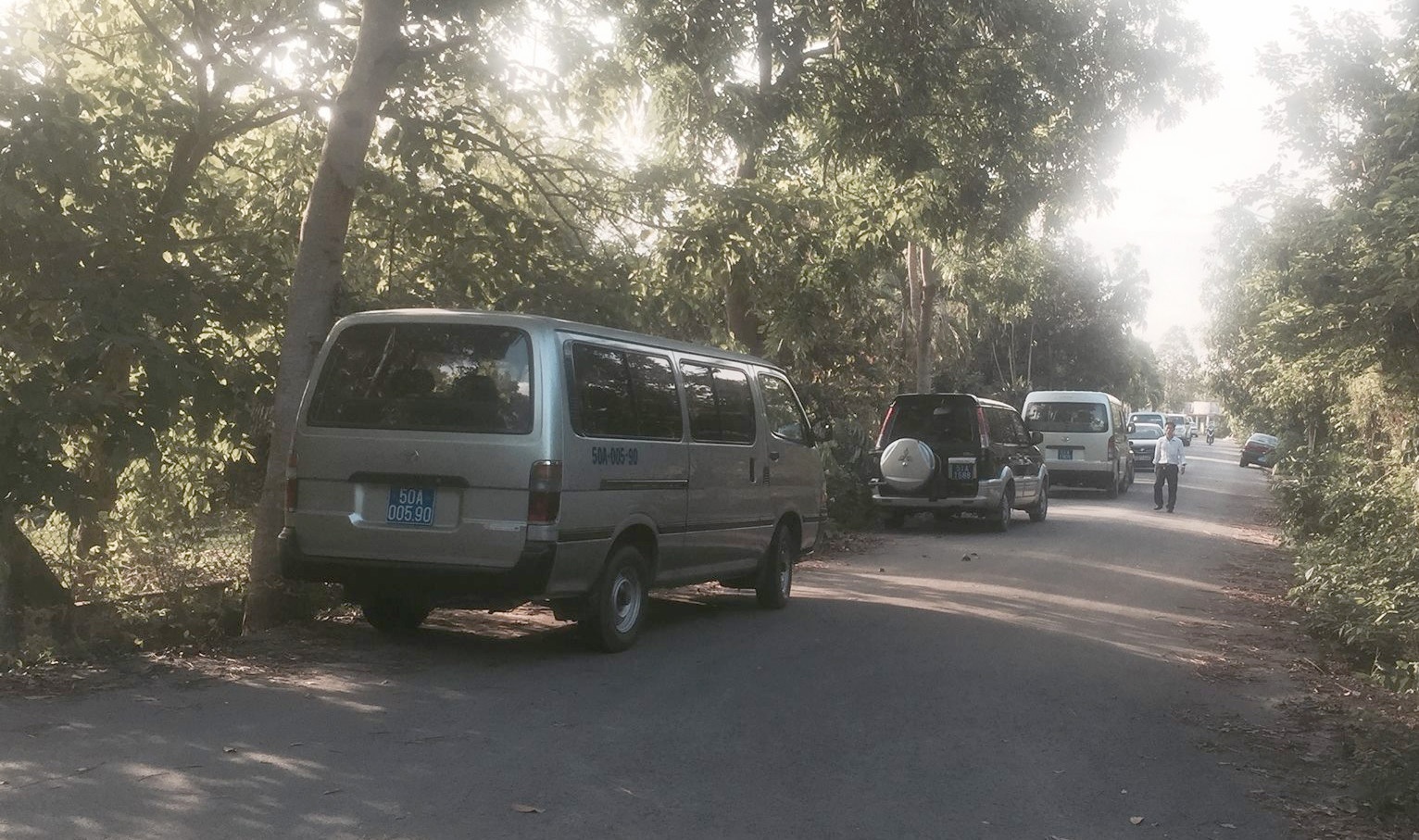 Clip xe bien xanh di an tiec nha giam doc trong gio lam viec hinh anh