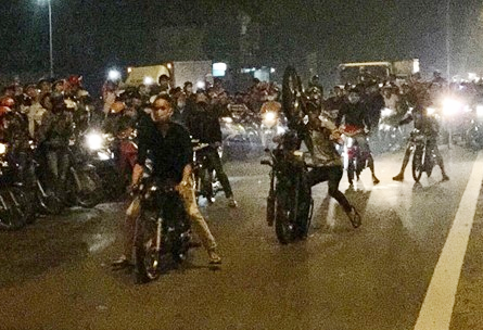 Quai xe tung hoanh giua dem tren quoc lo 51 hinh anh