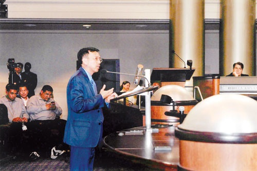 David Duong mat hop dong 1 ty USD anh 1