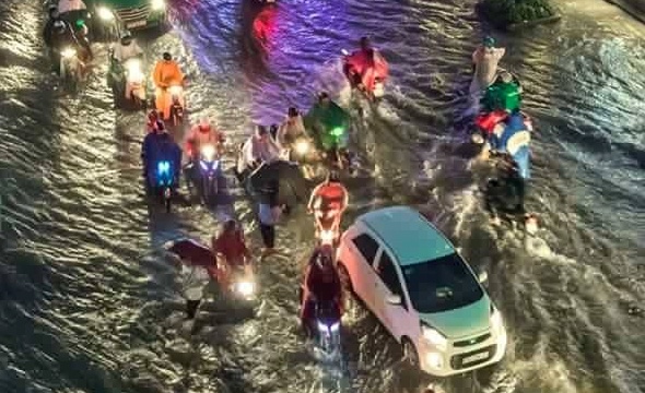 Khoanh khac Sai Gon chim trong bien nuoc hinh anh