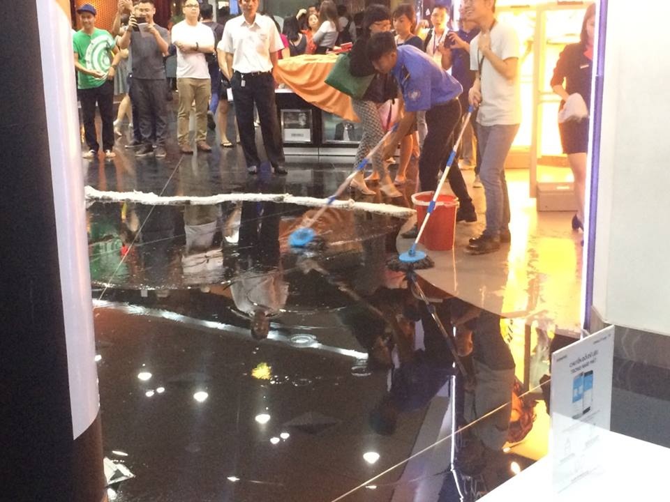 Toa nha Bitexco bi dot sau mua lon o Sai Gon hinh anh