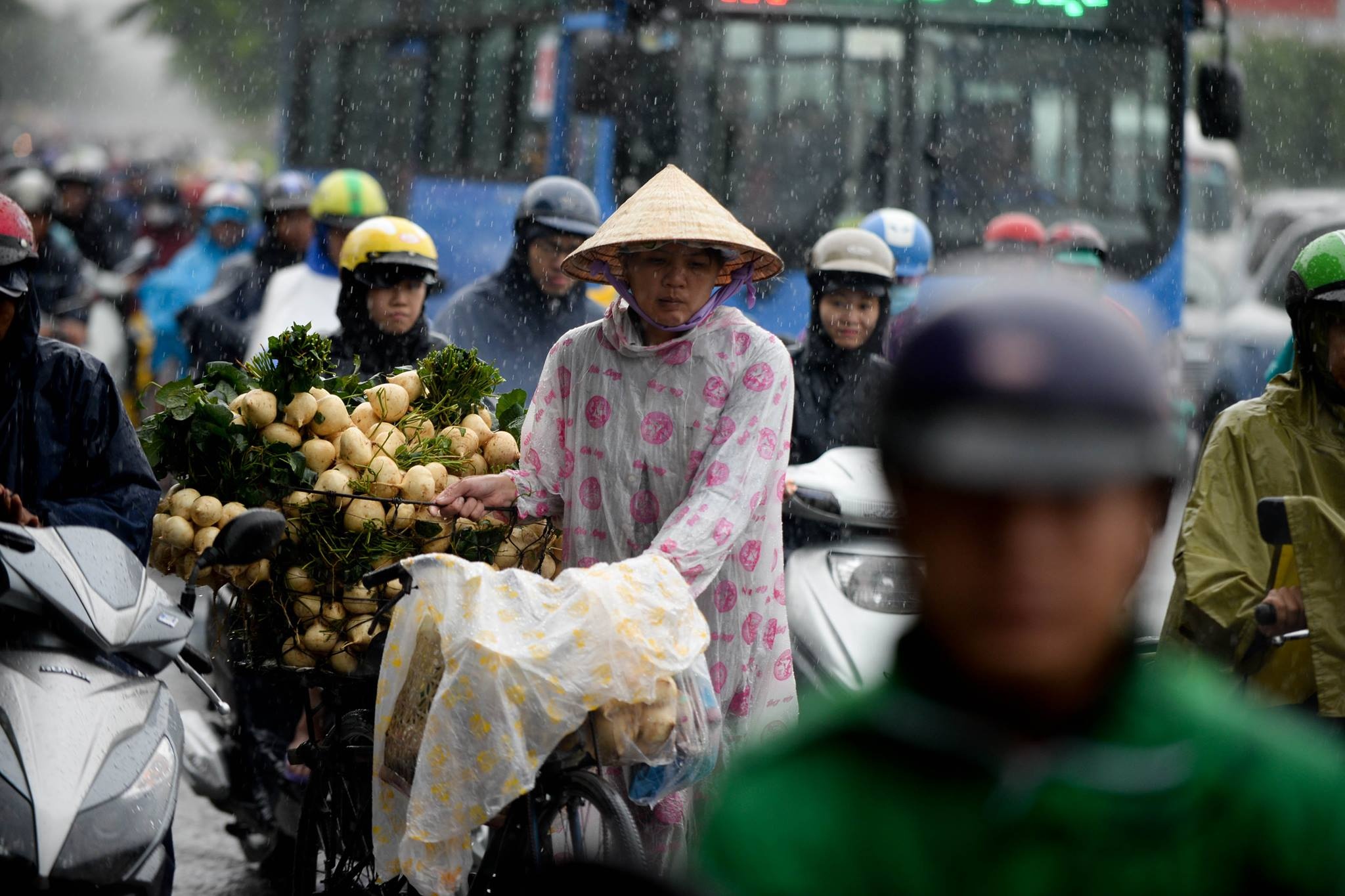 Sai Gon mua tam ta sang thu hai, ket xe khap noi hinh anh