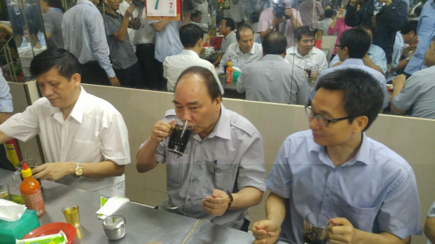 Thủ tướng thị sát bếp ăn công nhân ảnh 2 Thu tuong thi sat bep an cong nhan anh 2