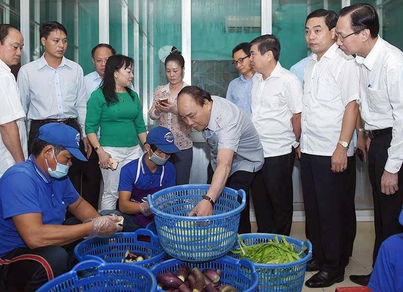 Thủ tướng thị sát bếp ăn công nhân ảnh 3 Thu tuong thi sat bep an cong nhan anh 3