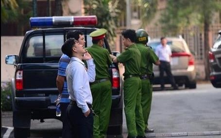 Thay giao nuoc ngoai co thu cung 2 con vi mau thuan voi vo hinh anh