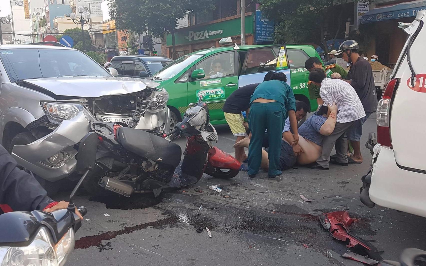 Nan nhan hon 100 kg mac ket giua 2 oto sau cu tong lien hoan hinh anh