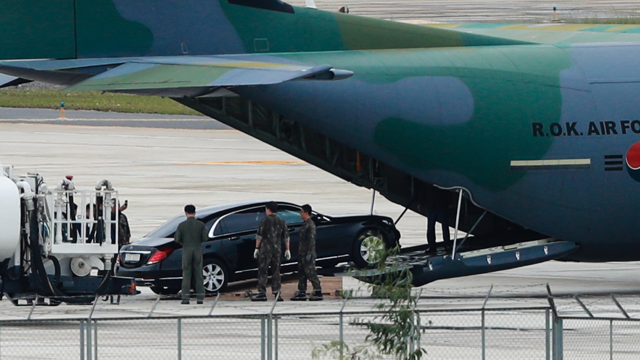 May bay Han Quoc cho xe Mercedes S600 cua tong thong den Da Nang hinh anh