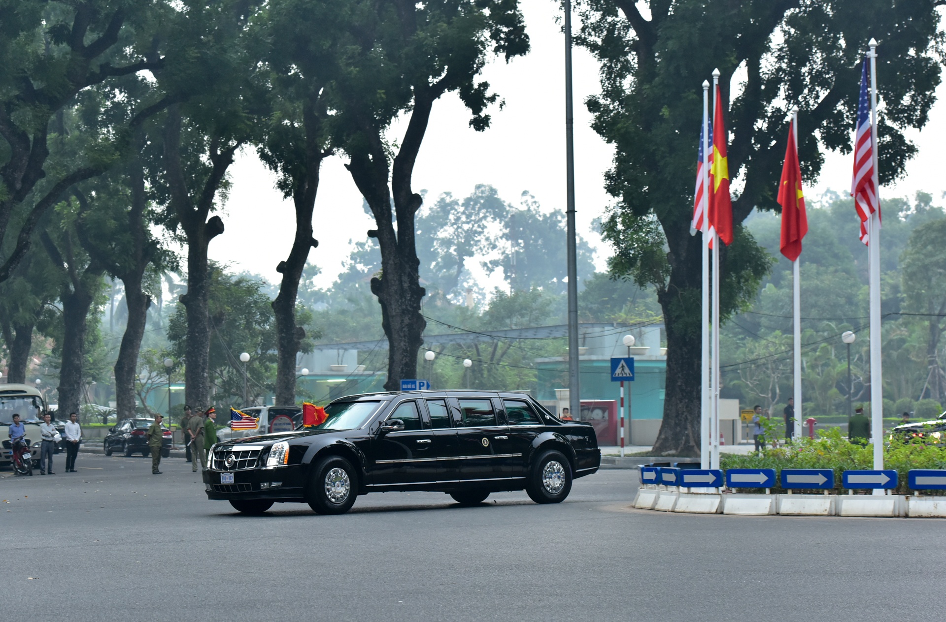 Doan xe Tong thong Trump den Phu chu tich hinh anh