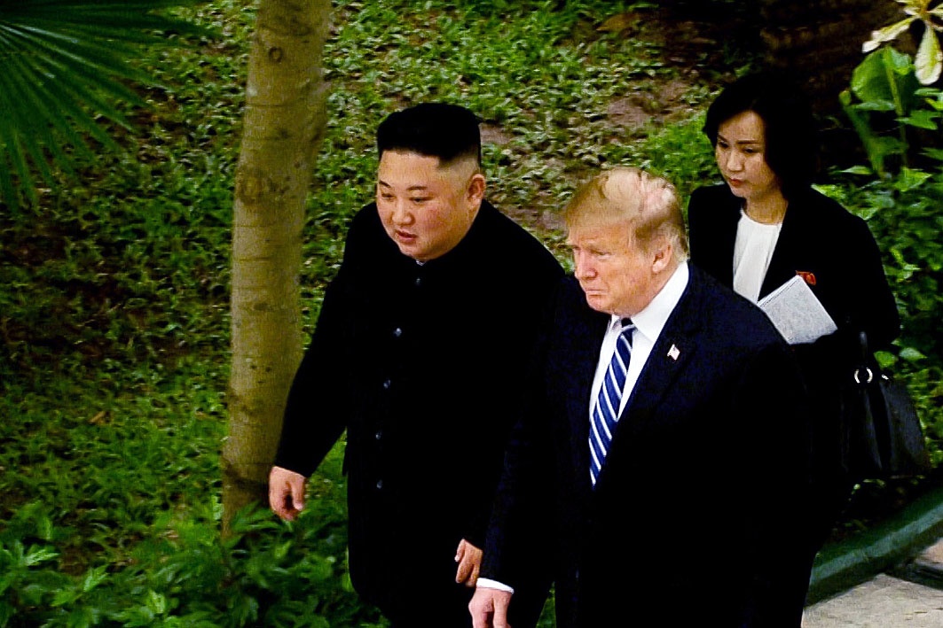 Video hai ong Trump - Kim gap nhau ngay thu hai o Ha Noi hinh anh