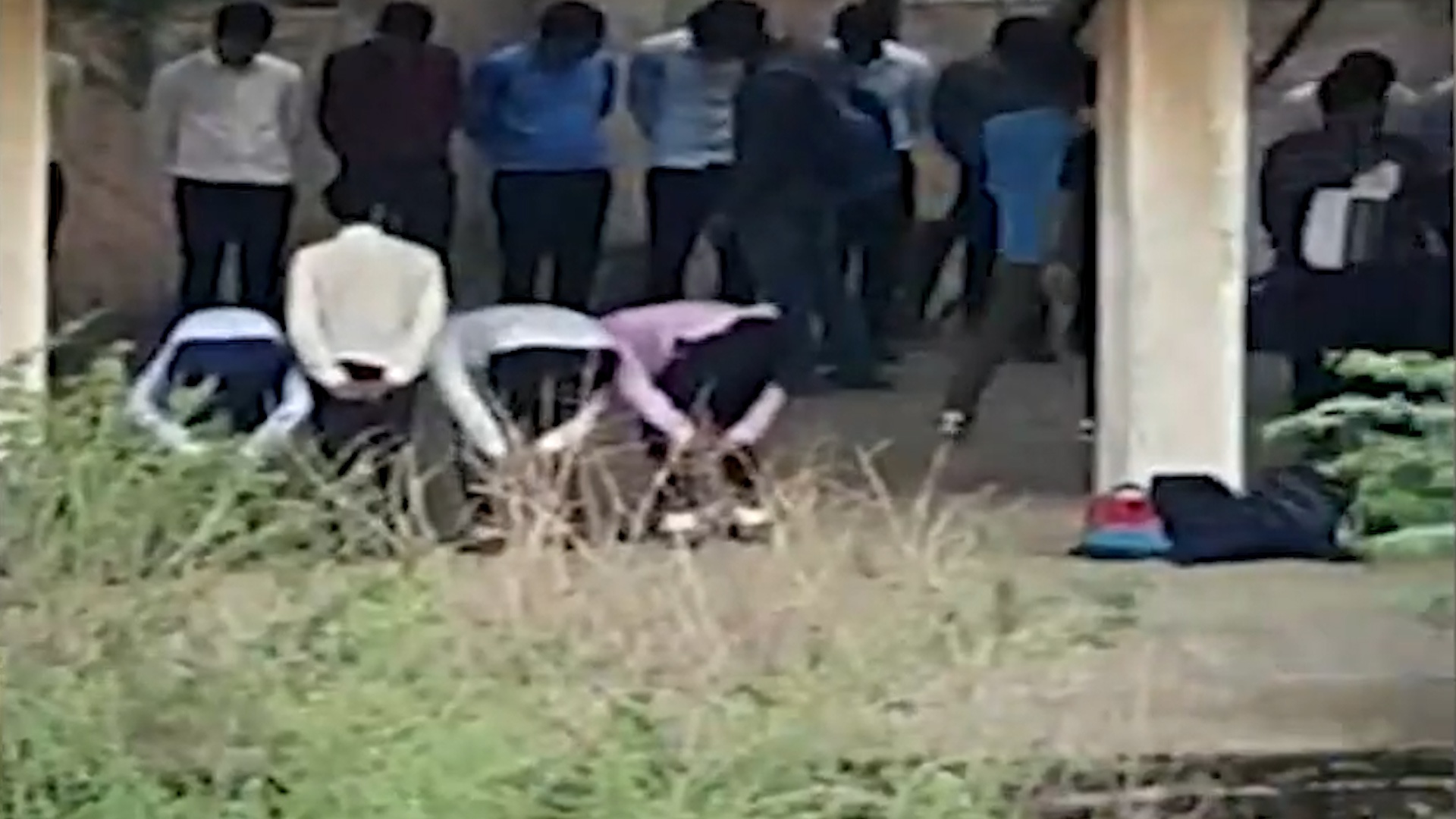 Hon 30 sinh vien o Malaysia bi bat quy tai truong hinh anh