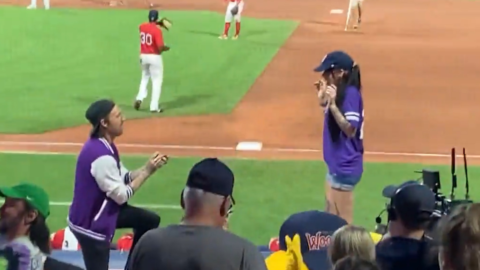 Chang trai cau hon ban gai tren san van dong hinh anh